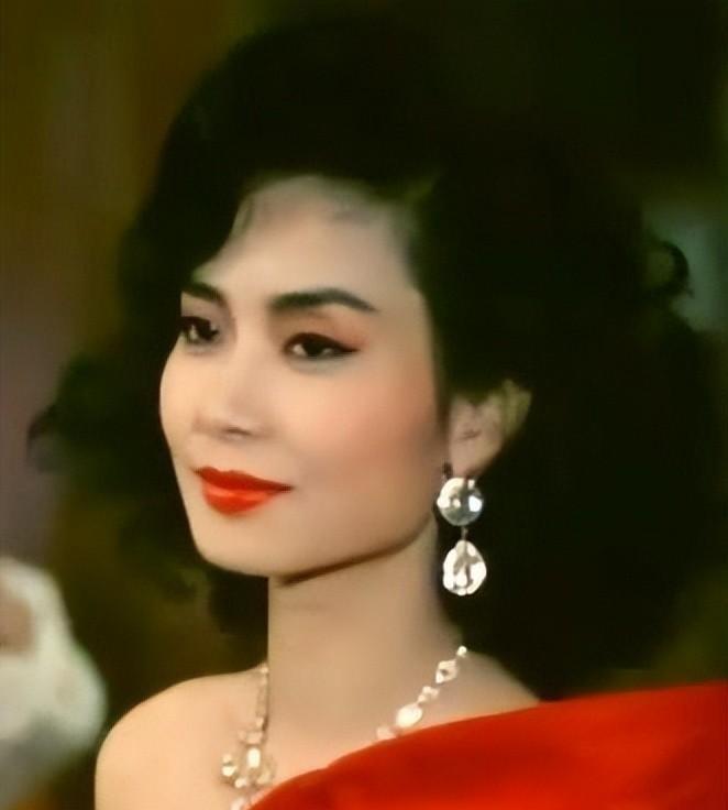 1982年，赌王何鸿燊对19岁的邝美云说：靓女，有没有兴趣做我的姨太太呀？话音刚