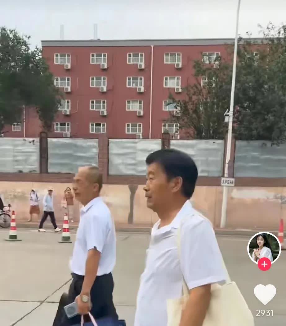 郭某宽和熊女士来参加庭审，看他们的表情还蛮轻松的，都是见过大场面的人，只是这场面