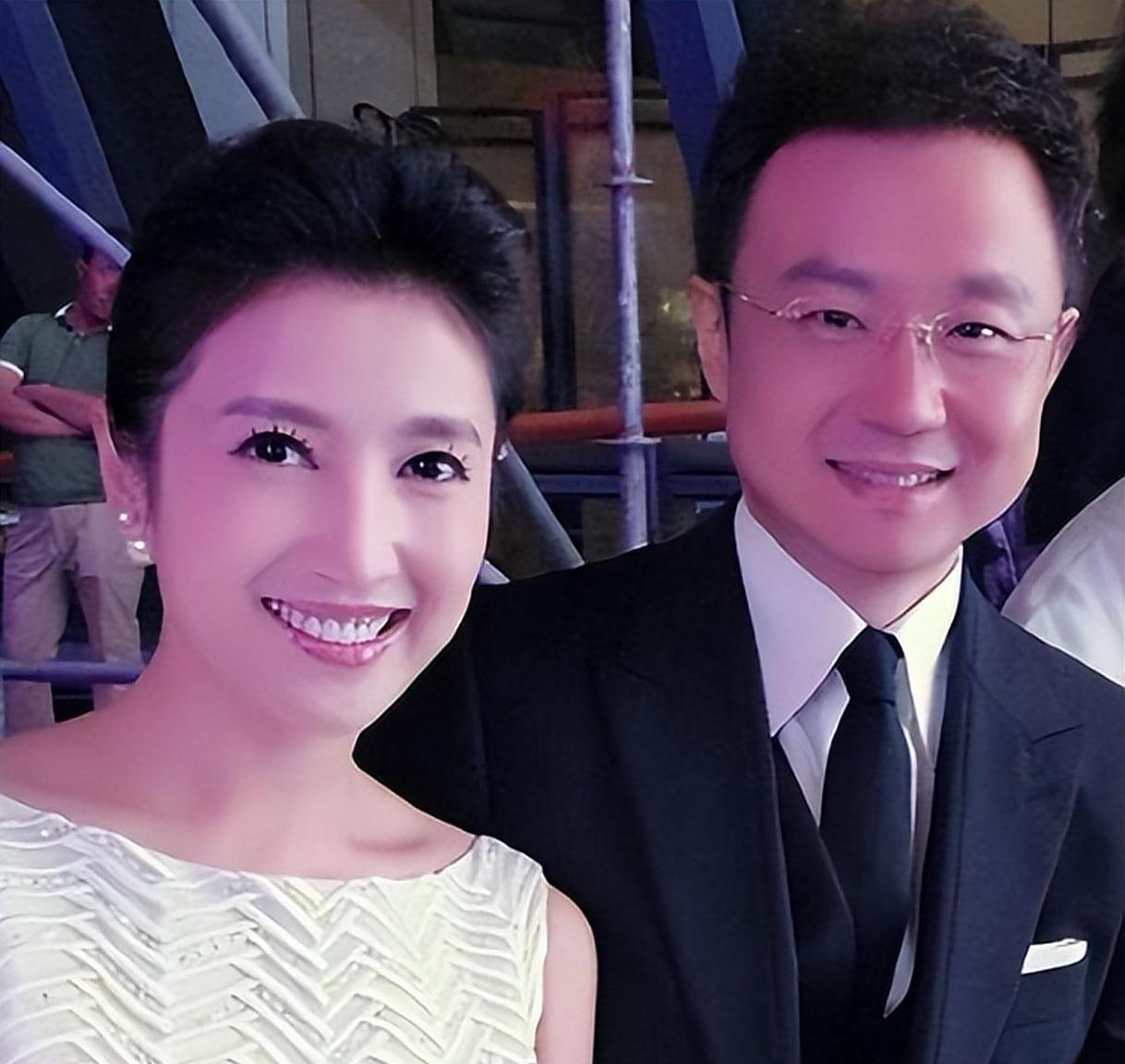原来九三解说员是他！41岁娶二婚同行却坚持丁克，老来得子乐开了怀
刚强徐春妮的爱