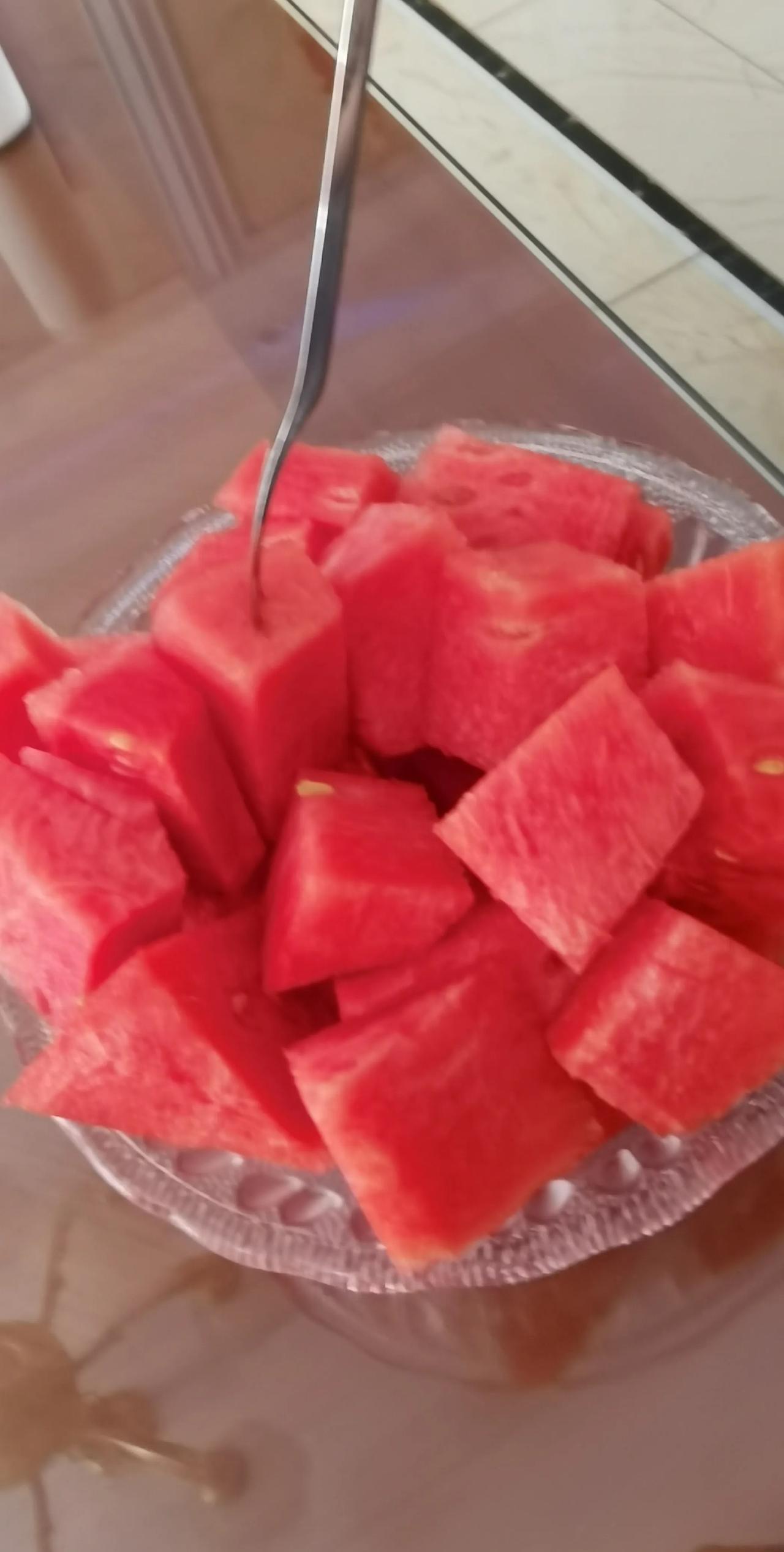 我在沙发上看电视，老公切了一盘西瓜，端过来说：“吃吧祖奶奶，我发小不来了，你放心