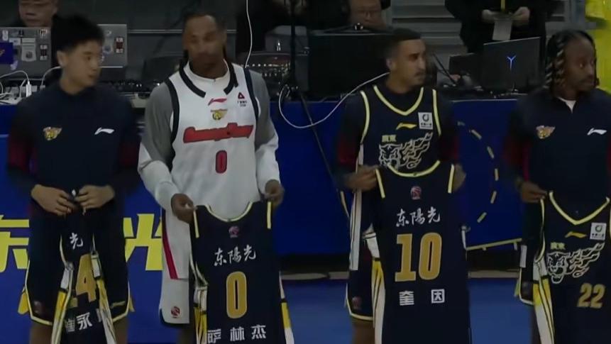 广东男篮最新消息，四新援发球衣，张文逸三分王，朱总表态争冠