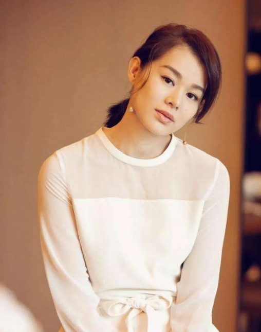 胡杏儿的评论区现在可热闹了，这姑娘真是不容易。3月14号，她转发老公微博，还祝白