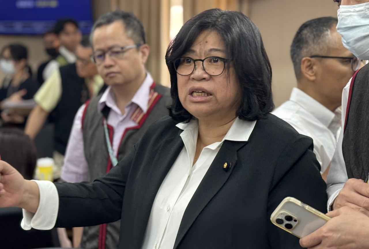 绿营除了王美惠这种“菲律宾人”  还有很多非正常人类
民进党除了政治认同错乱外，