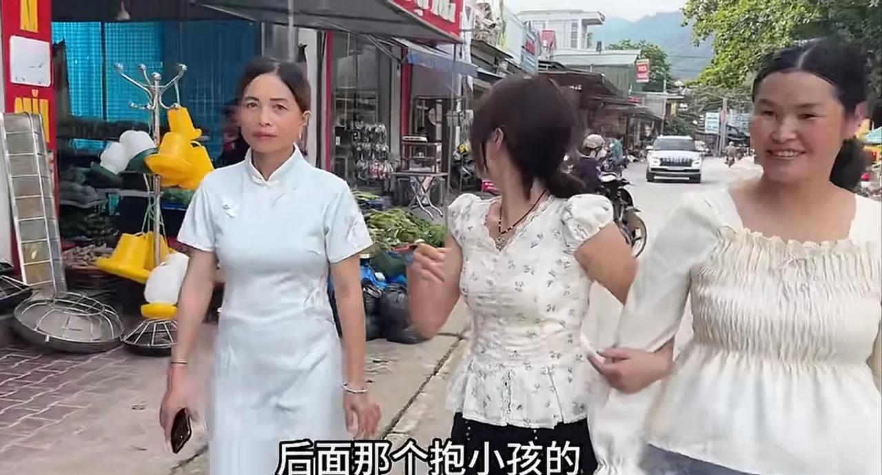 不得不说，小潘的妈妈从中国为丈母娘精心挑选的中式旗袍，上身效果堪称完美，它仿佛是