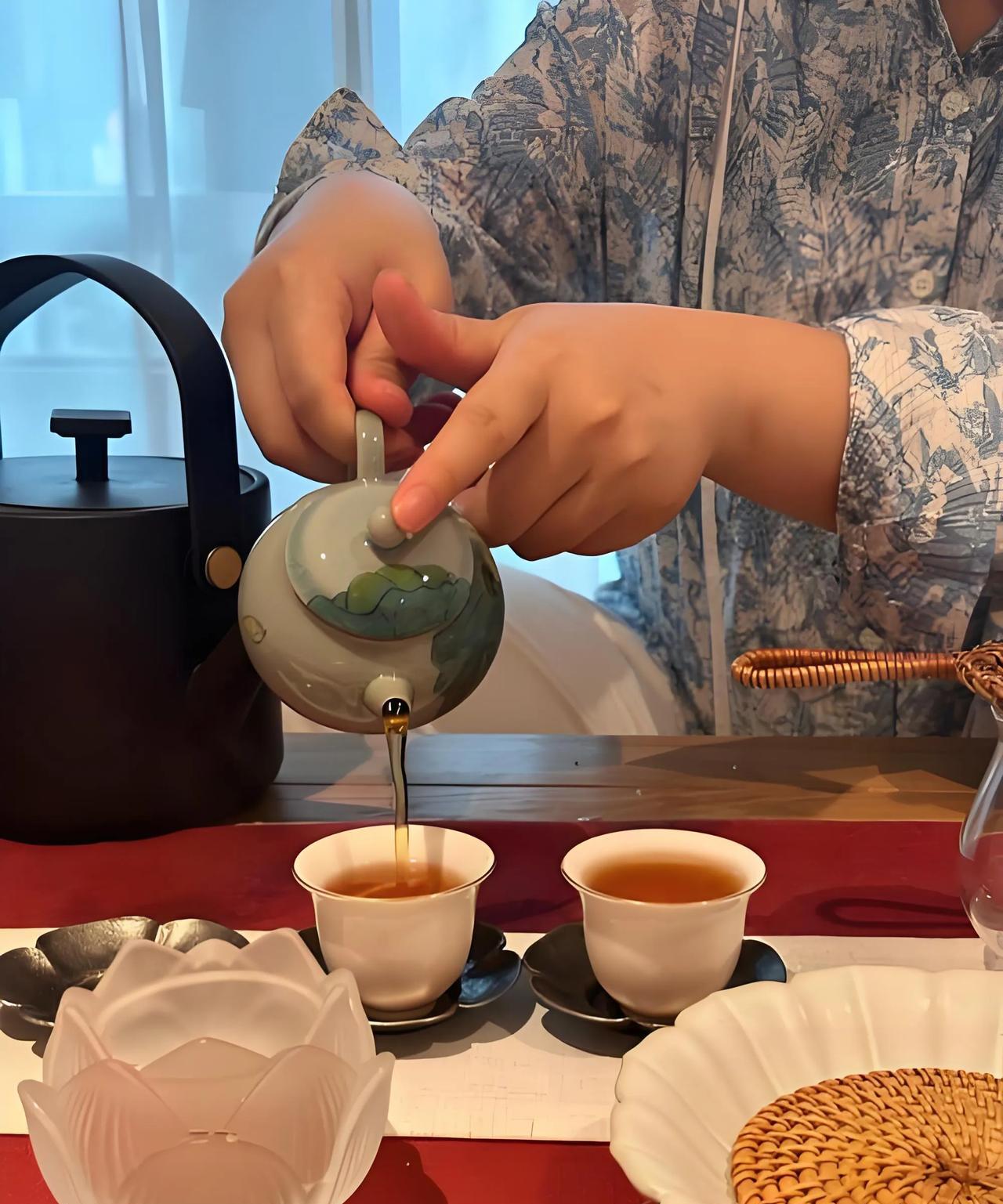 #上联：烹茶细品千般味；下联您请# 
烹茶细品千般味，
煮酒轻斟万种情。