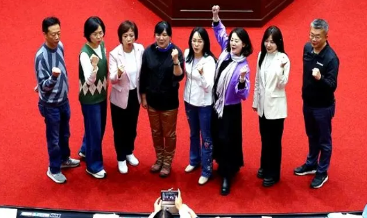 哇塞！

今天真是大快人心啊！

吴思瑶、吴沛忆等8名绿委的“罢免案”顺利迈过了