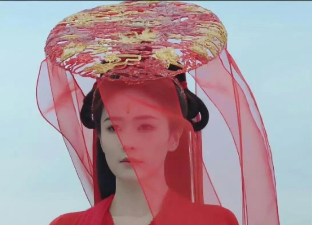 于正这死丫头从哪里淘来的这么丑的衣服[捂脸][捂脸]感觉头上顶了个西红柿鸡蛋，一