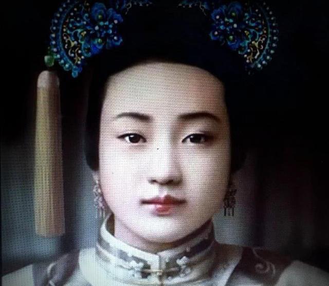 1888年，慈禧为光绪帝选妃，等到选秀女子到来，慈禧开口说道：“皇帝喜欢谁就把玉
