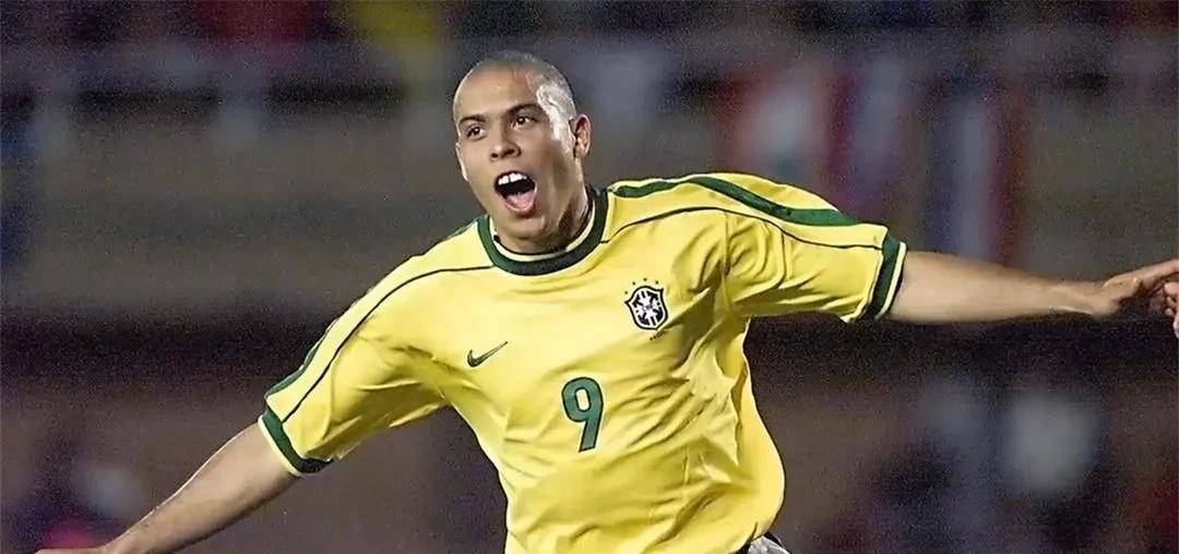 14亿人找不到一个梅西？
别急，先想想梅西5岁就在水泥地颠球。
巨星不是突然蹦出