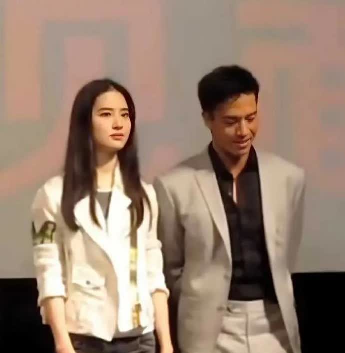 11年前的刘亦菲
很美很单纯，又很害羞
看了很多个他俩切片，安志杰绝对心动。