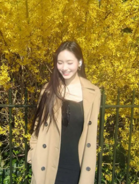  小S二女儿Lily日常照 公园长椅吃冰激凌超惬意