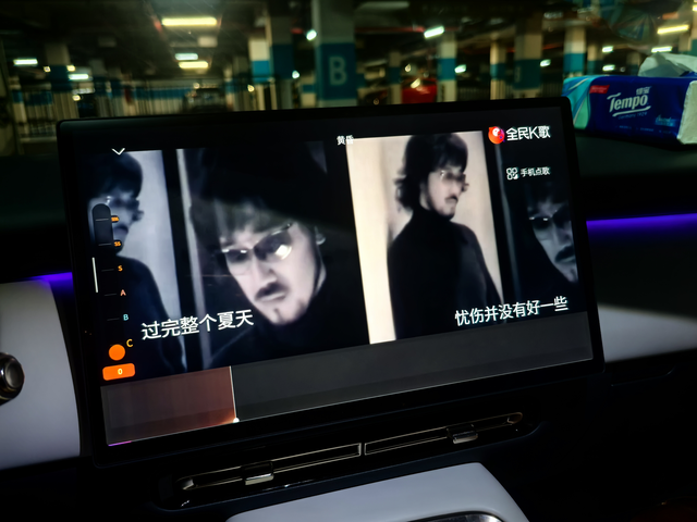 小鹏车机秒变K歌房
小鹏目前新版天玑系统已经支持无麦K歌了，打游戏，看电影什么的