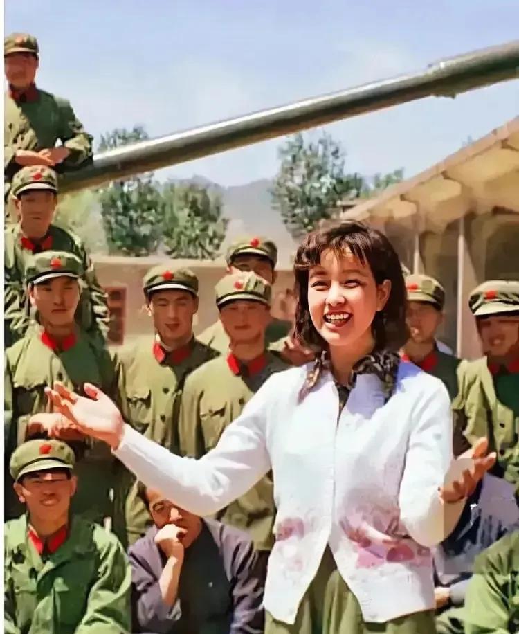 1969年5月，刘晓庆为修路的士兵们演出！当年的刘晓庆不到20岁，在达县民兵团，