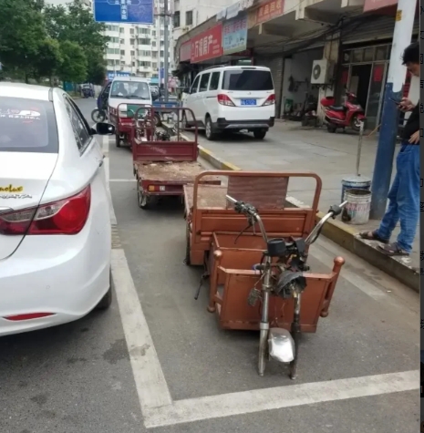 有安徽网友说江苏游客停的不是停车位，是三轮车位，所以才被饭店老板制止。这就属于胡