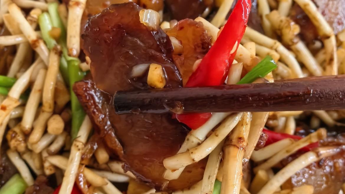 贵州人的“灵魂暴击”！这道折耳根炒腊肉，外地人不敢碰，本地人却顿顿吃不腻
