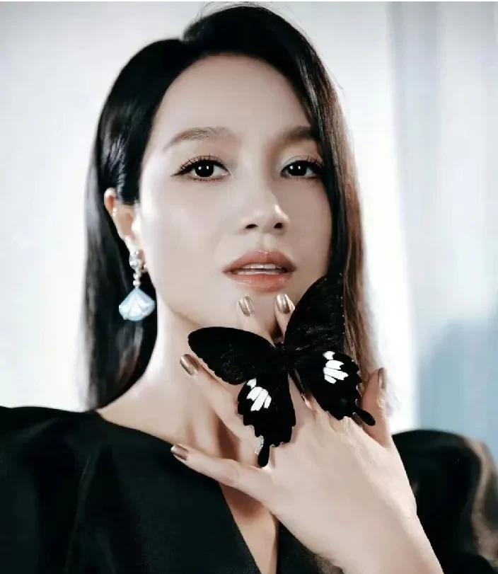 朱丹小时候是妈妈带着她生活拮据，后来母亲再嫁。
朱丹其实这个行为就代表她一直是处