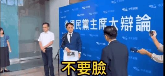 就在中天电视台举办的国民党主席候选人首场辩论会上，未获邀请的候选人卓伯源在辩论场