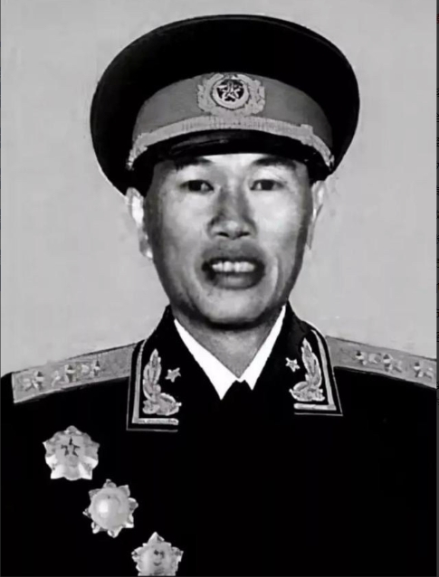 1949年，一个小战士盯着报纸，突然喊：“这是我父亲！”指导员听了，笑着说：“小