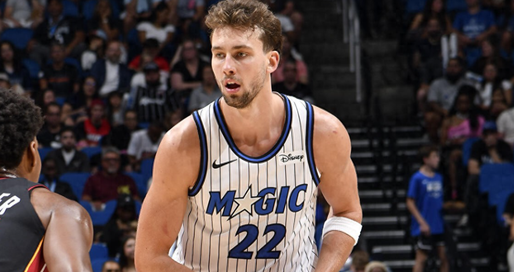 NBA季前赛继续进行。魔术几乎全场保持领先，末节最大领先24分，最终主场120-