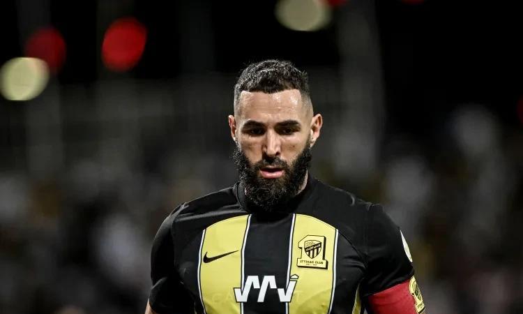 本泽马打了21个赛季到底赚了多少钱？
第一份，2年赚30万欧元，里昂时期；
第二