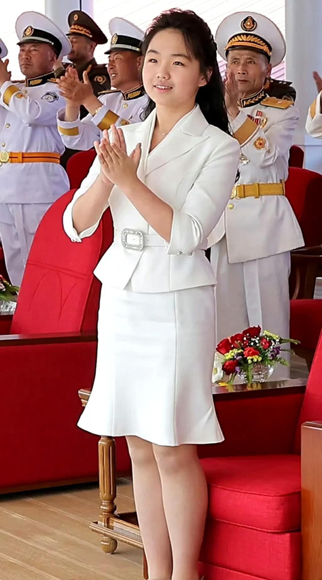 金正恩的女儿真的是女大十八变，一身白色套裙，和父亲谈笑风生，举手投足间透露着沉稳