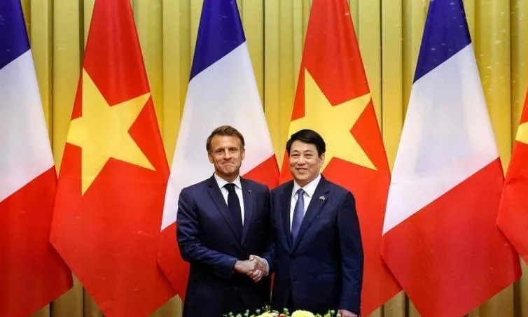 马克龙南海挑事，越南不理反打脸











---








