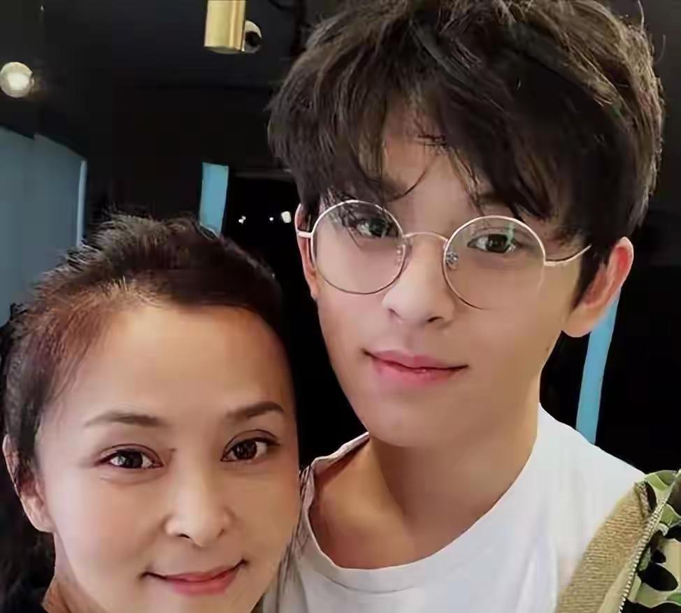 基因强大啊！明星的漂亮，孩子也这么漂亮啊！
何晴多漂亮的演员，儿子真的好帅气啊！