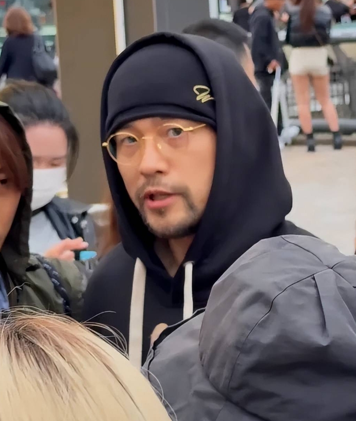 46岁的周杰伦被日本网友偶遇，照片中他显得是如此沧桑，周杰伦居然也患有强直性脊柱