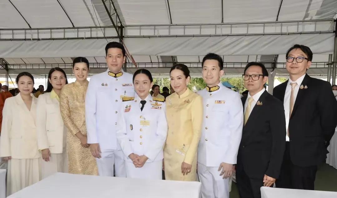 泰国内阁成员在曼谷皇家田广场出席仪式，向拉玛十世国王陛下表达生日敬意。
活动中，