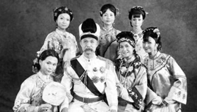 1916年，袁世凯病逝后，袁世凯的三姨太、朝鲜明成皇后的妹妹金氏，在绝望中吞金自