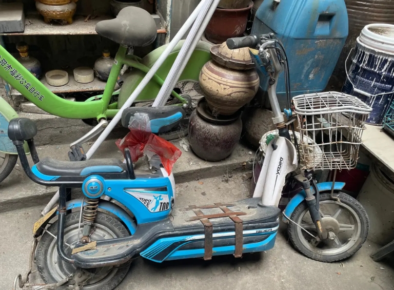 家里的破电动车，48伏的，在家里放了两年多，今天问了收废品的，说是50元钱，我还