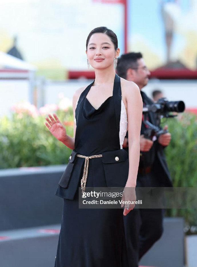 #辛芷蕾香奈儿高定# #辛芷蕾威尼斯电影节红毯#
香奈儿新季高定加持，东方气韵与