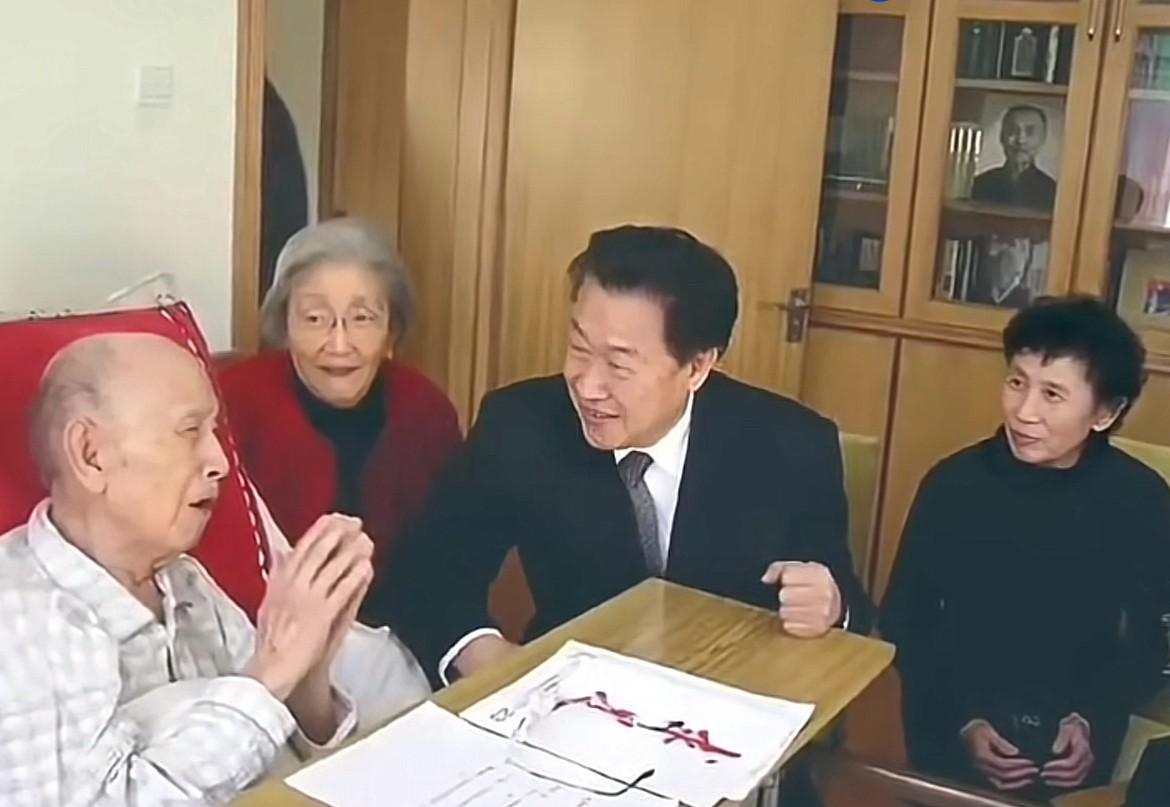 2005年12月，中国载人航天工程的首任总设计师王永志与夫人一同，前往家中探望他