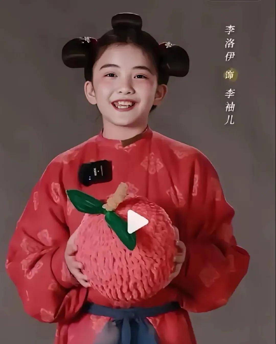 她才是真顶流！9岁演遍顶流女星童年，新剧甜翻雷佳音，身份曝光惊呆全网！  
雷佳