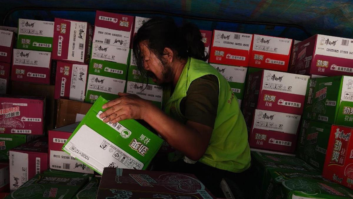 向灾区捐物资被收1180元过路费是否合理？胡雷婉拒当地干部凑钱报销，百色高速：如符合规定，可补办手续