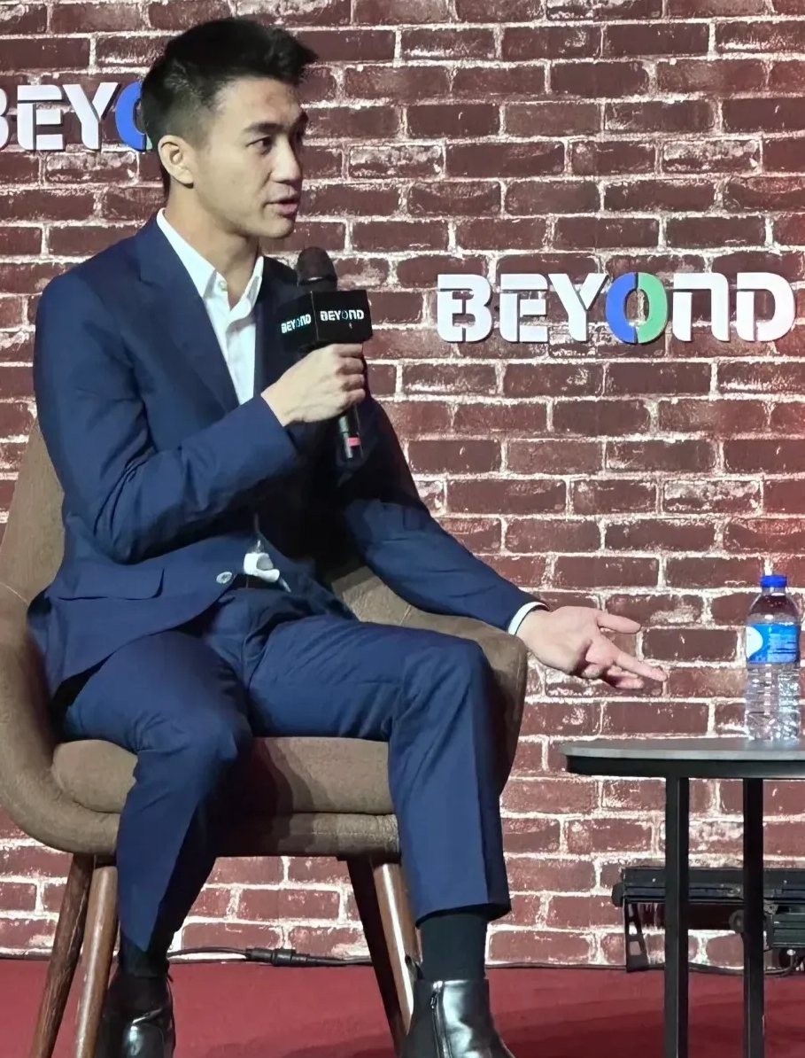 何遒君，腿短就算了，还要穿这么短的裤子。