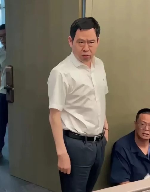 抛开欠薪的问题不谈，我觉得方运舟挺像潘长江的！

首先是方运舟和潘长江两个人的面