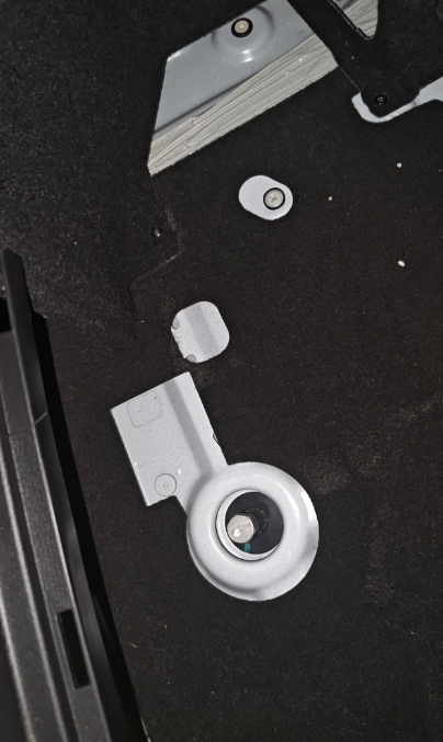 车内酸臭味严重
22年的车，车内酸臭味太严重了，一直找不到臭味在哪里，但是听你们