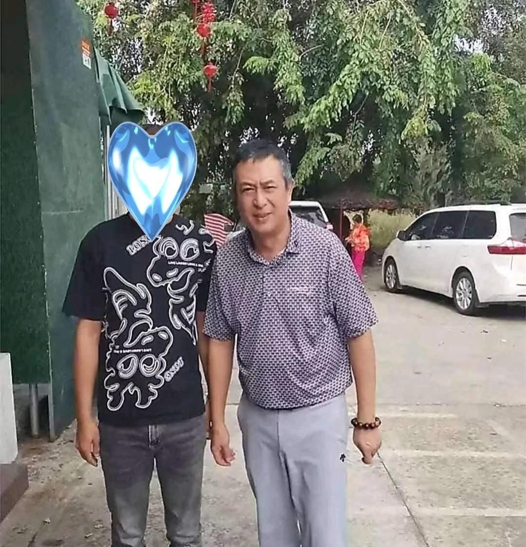 10月8日，张嘉益现身海南！
从曝光的画面我们可以看出，当天的张嘉益造型还是很时