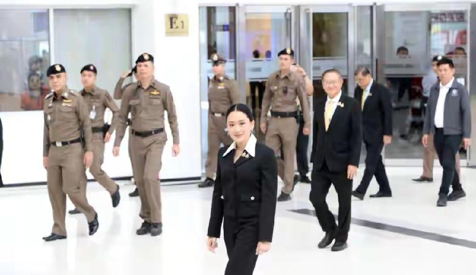 他信父女误判形势！39岁佩通坦被裁决解除总理职务，洪森收到喜讯
29日，泰国宪法