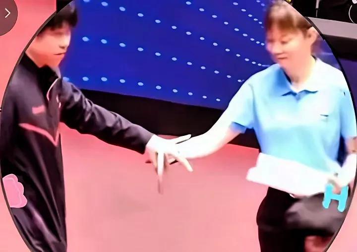 哟哟哟
头哥你这是男女授受不亲吗？
去美女手上拿球拍，
翘着兰花指。
好怕碰到美