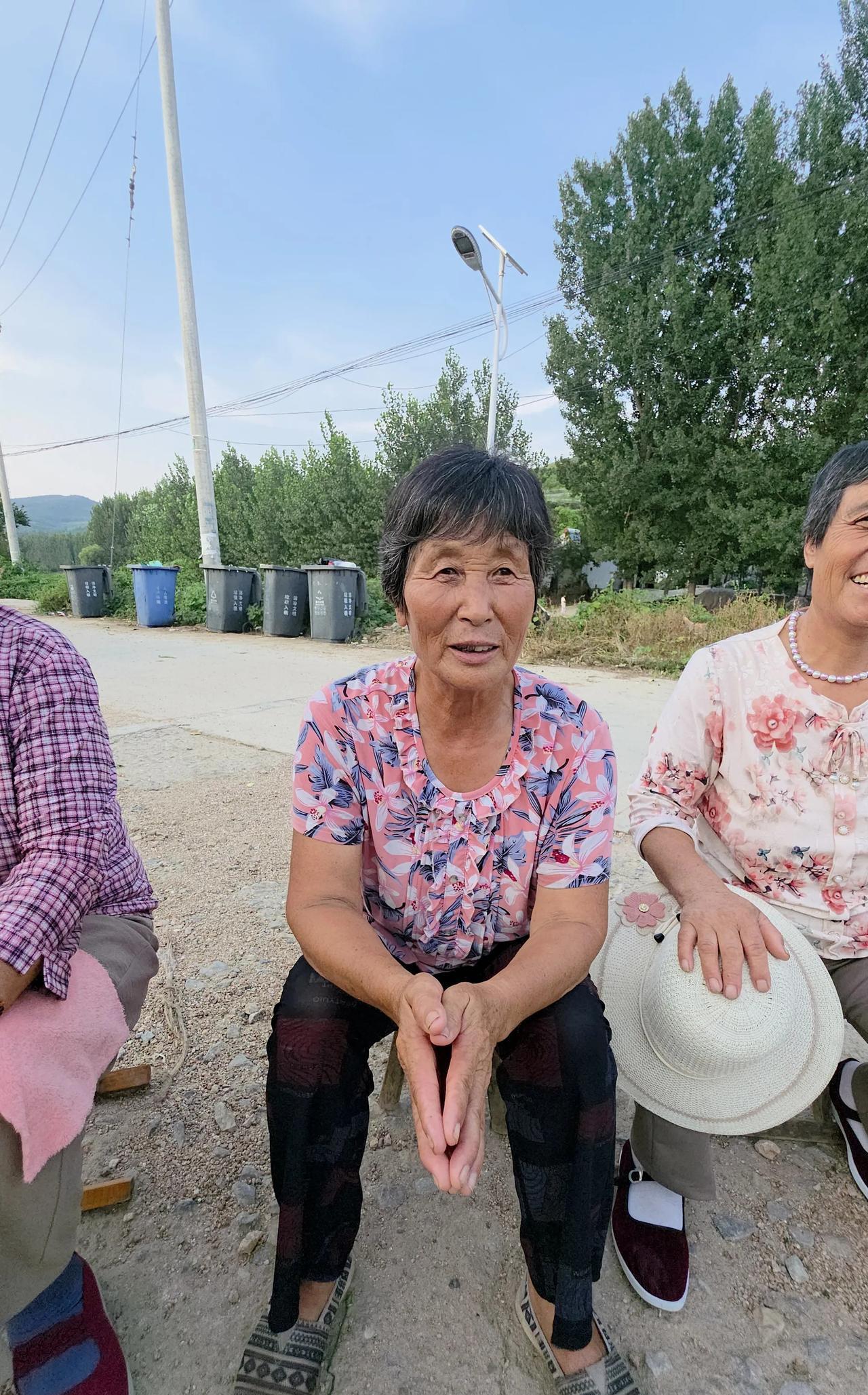 沂蒙山区的大姐们，农闲时节在街头娱乐……
村里谈不上文化生活，更没有娱乐活动。但