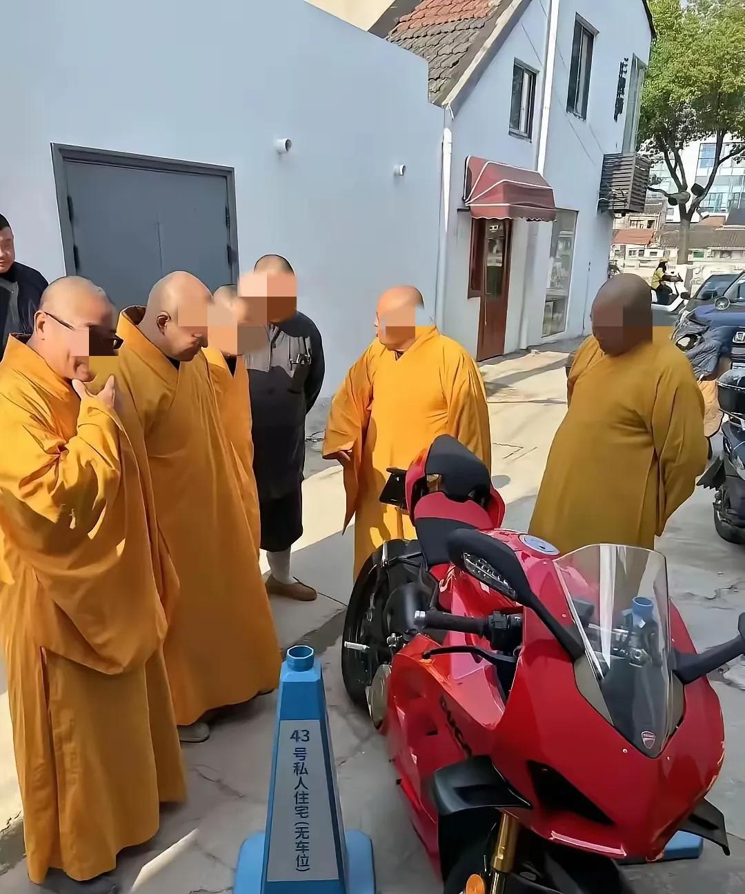 这种摩托车不适合长途旅行
但适合在闹市区炸街彰显个性
精神小伙对他垂涎三尺但连二
