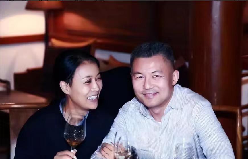 那英的“秤砣”老公也出轨了？渣男收割机的她后悔了吗？
十年恋情惨遭私生子风波，十