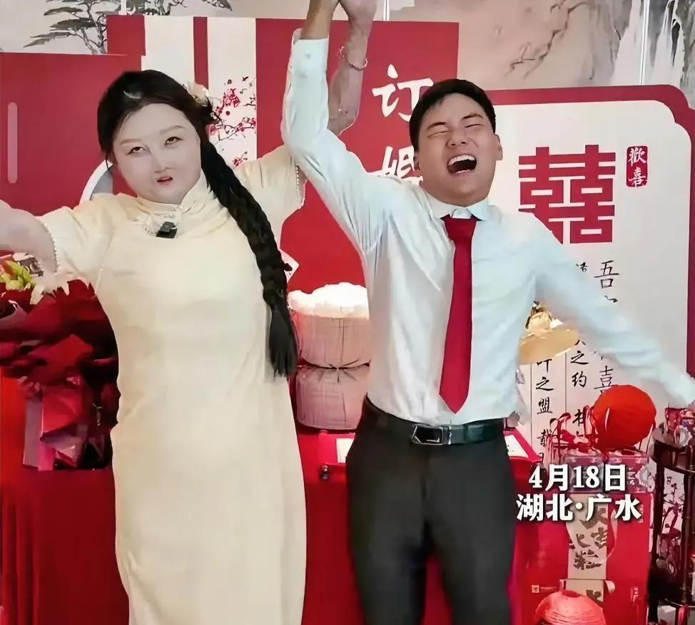 之前让无数人心疼牵挂的那位全身95%烧伤女孩，
她现在应该是非常幸福的！
湖北广