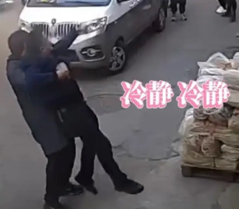 江苏无锡，男子酒后与网约车司机因上车地点发生争执，男子的2名朋友见状担心男子与网