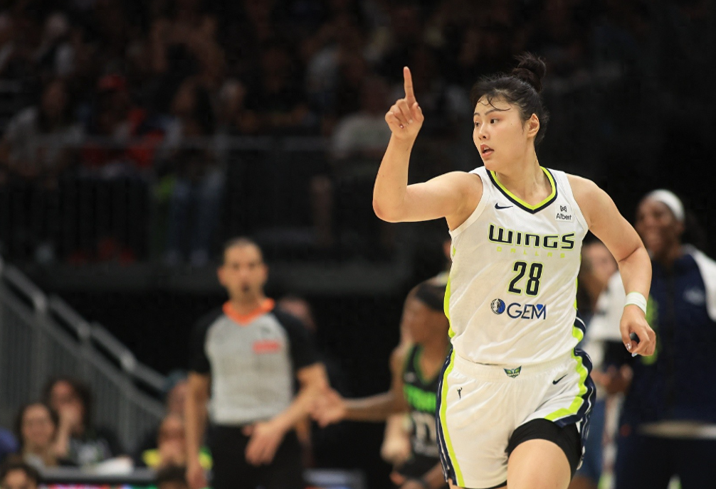 据某媒体人报道，李月汝今天膝盖旧伤处被压到，坚持不住主动请求下场，明天将做核磁确