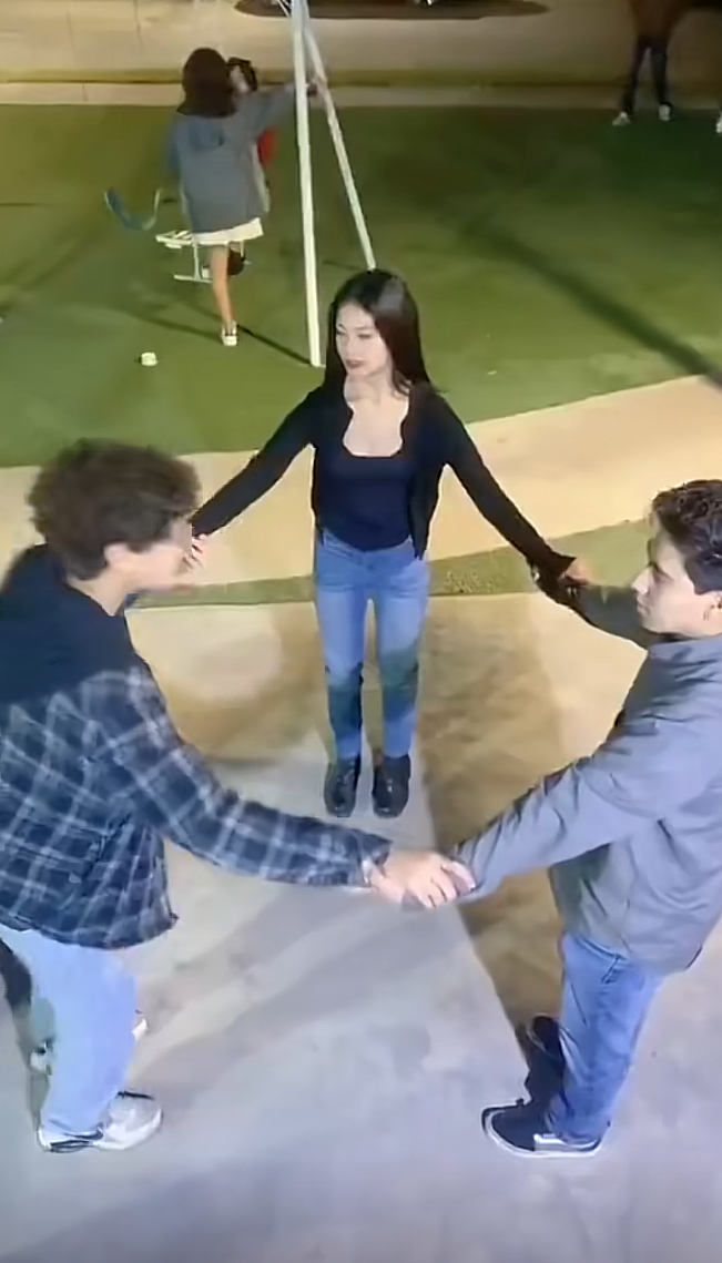 这么愉快的舞蹈一定要等这女的结婚放大屏幕一起跳