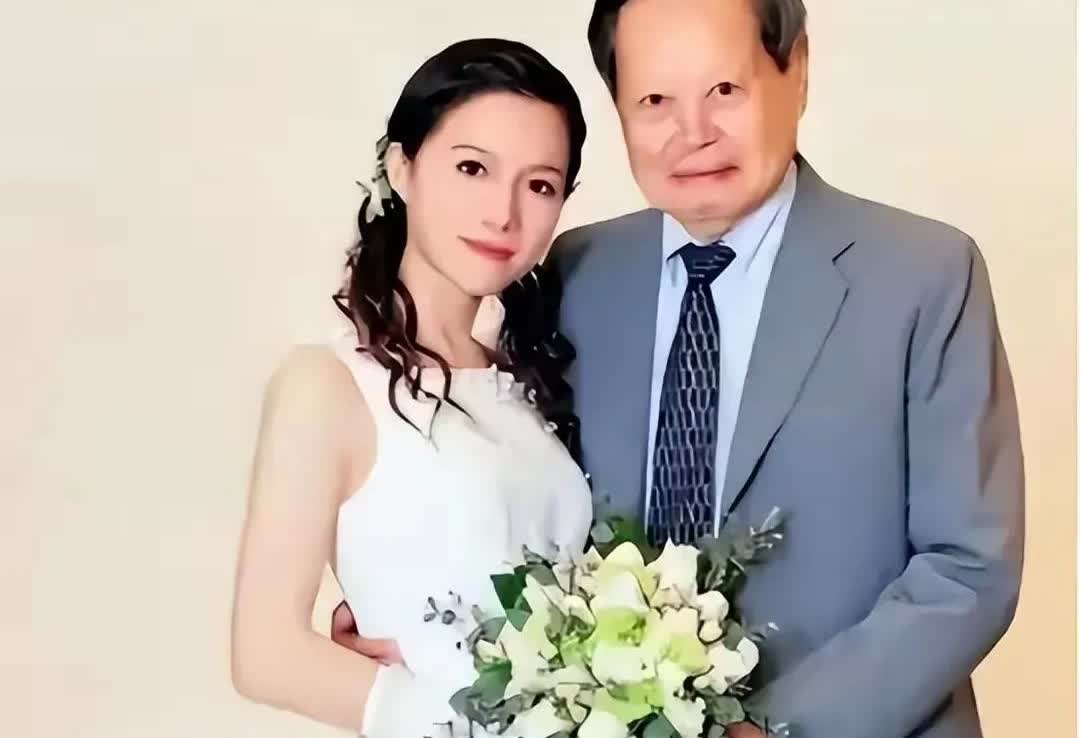二十年前，当82岁的杨振宁与28岁的翁帆新婚燕尔之时，外界对这段姻缘的评价并不是