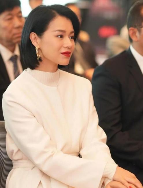 胡杏儿：合照惊艳全场，真人美貌被镜头“耽误”
最近，由孙俪和胡杏儿领衔主演的《蛮